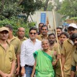 Manoj Muntashir Instagram - हम किसानों की संतानें मेहनतकशों की औलाद, हौसलों का हस्तिनापुर हमीं बसायेंगे… हमारा एक कोहिनूर अंग्रेज़ लूट ले गये तो क्या हुआ, अभी यहाँ एक सौ चालीस करोड़ कोहिनूर बाक़ी हैं, हम धरती तोड़ के निकलेंगे और आसमान तक चमचमायेंगे! प्रधानमंत्री श्री @narendramodi के आवाहन पर आज @mumbaipolice और @my_bmc के साथ श्रमदान करके धन्य हुआ! #swachhbharat #swachhatahiseva #bharat #mumbai #bmc #mumbaipolice #narendramodi #manojmuntashir #manojmuntashirshukla Mumbai, Maharashtra