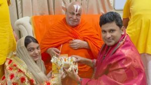 Manoj Muntashir Instagram - “तुम दर्शन मैं नैना”!

जो बदल जाये वो प्रेम कैसा.
पिछले सप्ताह जगद्गुरु पद्मविभूषण श्री रामभद्राचार्य जी महाराज के दर्शन सपत्नीक किए.
उनके स्नेह, आशीष और अनुकंपा की वर्षा पहले से भी सघन हुई.
घंटों का समय क्षणों में बीत गया.
इस युग के तुलसीदास का निर्बाध प्रेम पा कर अभिभूत हूँ.
@swami_rambhadracharaya_ji @neelammuntashir 

#ram #bharat #sanatanadharma #rambhadracharyaji #rambhadracharyajimaharaj #manojmuntashir #manojmuntashirshukla