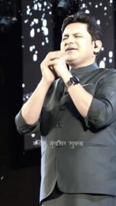 Manoj Muntashir Instagram - माँ तुम से बात करना चाहती है! #youtube #reelsinstagram #viral #maa #mother #papa #father #manojmuntashir #manojmuntashirshukla