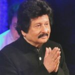 Manoj Muntashir Instagram - आपके तीन कैसेट्स ने मुझे पहली बार ये बताया था ग़ज़ल क्या होती है. मेरे जैसे हज़ारों को कविता और शायरी की तमीज़ सिखाने वाले पंकज उद्यास जी, इतनी जल्दी आपका जाना बनता नहीं था! अभी तो बहुत कुछ सीखना था आपसे. ॐ शान्ति!