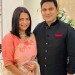 Manoj Muntashir Instagram - 25 साल तक हर दिन अपने दिल में मेरे लिये थोड़ा और सब्र, थोड़ा और प्यार तलाशने के लिए Thank You @neelammuntashir ! आज हमारी शादी की सिल्वर जुबली है, बधाई! 🌹❤️ #anniversary #valentines