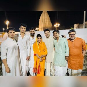 Manoj Muntashir Instagram - कल परिवार और टीम के साथ, उज्जैन में बाबा महाकाल की भस्म आरती का सौभाग्य प्राप्त हुआ! 
ये जीवन का एक अविस्मरणीय अनुभव है, जो एक बार हर सनातनी को अवश्य प्राप्त करना चाहिए! 
जय बाबा महाकाल! 🙏🏻

@muntashir_aarav0078 @veer97k @ambaarish @virat_bhardwaj96 @nidhinetworks @lovesh_nagar @i_am_dv @_shubhamony_ @iammohitbajpai @rohitt_singh_11 @official_mmentertainment 
#ujjain #mahakal #shivshambhu #omnamahshivay #photooftheday #manojmuntashir #manojmuntashirshukla