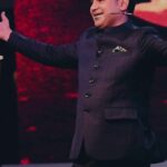 Manoj Muntashir Instagram - भारत के लड़के प्यार में गिरते नहीं, उठते हैं! #reels #trending #love #heartbreak #jomerinasnasmeinhai #purpose #manojmuntashir #manojmuntashirshukla