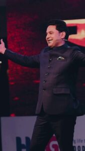 Manoj Muntashir Instagram - भारत के लड़के प्यार में गिरते नहीं, उठते हैं! #reels #trending #love #heartbreak #jomerinasnasmeinhai #purpose #manojmuntashir #manojmuntashirshukla
