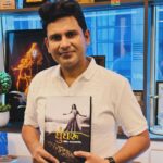Manoj Muntashir Instagram - तेज़ी से बदलती हुई इस दुनिया में लड़कियाँ चुनौतियों से कैसे टकरा रही हैं, इसका एक मार्मिक वर्णन किया है श्रीमती कमला मिश्रा ने, ‘घुँघरू’ में! ये उपन्यास ज़रूर पढ़ें.