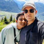 Manoj Muntashir Instagram - चाँद बहुत दूर है और मेरे हाथ बहुत छोटे, फिर भी अगर तुम चाँद माँग लो, तो मैं एक बार आसमान की ओर हाथ बढ़ाने का पागलपन ज़रूर करूँगा. इतना प्यार करता हूँ तुम्हें आरू! आज ही के दिन 13 साल पहले तुम्हारा जन्म हुआ था और मेरा पुनर्जन्म! हम दोनों को 15 जनवरी की बधाई! Happy Birthday My Love! @muntashir_aarav0078
