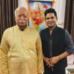 Manoj Muntashir Instagram - आज फिर पूज्य @drmohanbhagwat जी का भरपूर सानिध्य प्राप्त हुआ. आज फिर सीखा, ‘दुनिया के सारे सुख पीछे हैं, मेरा देश पहले’!
