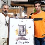 Manouchehr Hadi Instagram – با افتخا در خدمت این گروه نازنین بودم
تئاتری خوب با متنی بی نظیر از نوشین تبریزی
کارگردانی مسلط و هدایتی درست در همه زمینه ها
بازیها دلنشین همه بازیگران درخشانند
یازده بازیگر در نمایش زندگی را بخوبی بازی کرده اند و نمیتوان بازیگری را از دیگری برتر دانست
تحسین بر این گروه پر تلاش و بی ادعا
شما علاقمندان رو به تماشای این تئاتر دعوت میکنم.