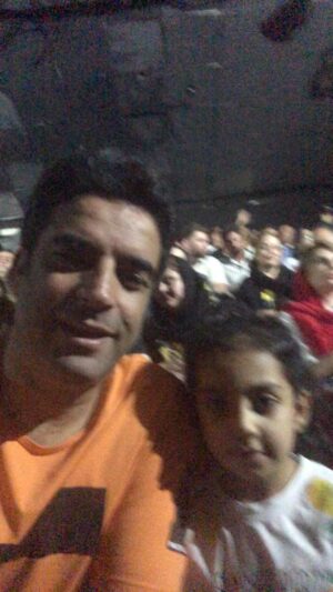 Manouchehr Hadi Instagram - به همراه سوفیا به تماشای خانه روشنی نشستیم. 
کارگردان بابک قادری
تهیه کننده منوچهرهادی
آدرس:خ نوفل لوشاتو / بعد از تقاطع رازی/ بن بست زیبا /سالن یک عمارت ارغوان 
هرشب ساعت ۱۹:۰۰