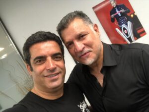 Manouchehr Hadi Instagram - امروز مهمان جناب دایی بودیم در دفتر ایشون.
ممنون از دعوتتون سلطان.
ممنون از دوست خوبم رضا معتمد که شرایط این ملاقات رو فراهم کرد.
علی آقا ماشاله بهتون.
دم غیرت و مردونگیتون گرم.