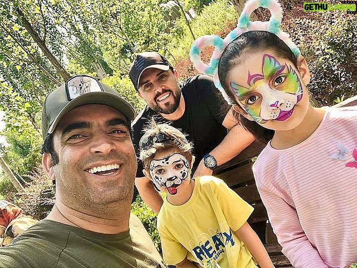 Manouchehr Hadi Instagram - . در «واقعیت» ما بچه ها رو به گردش و تفریح می بریم ولی در «حقیقت» اونا مارو به زمان زیبای کودکی می برن … پ.ن: گردش سوفیا و آیین / باغ پرندگان @manouchehrhadii Tehran, Iran
