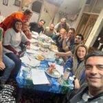 Manouchehr Hadi Instagram – پشت صحنه نیوکمپ
جلسه دور میز خوانی یکی از سکانس‌ها
بازیگرانی که همگی با عشق برایتان هنرنمایی کردن.
حتمن نظرتونو در مورد قسمت دوم بنویسید.