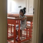 Manouchehr Hadi Instagram - دیگه دخترم خانوم شده. لباس فرم مدرسه شو گرفتم. بردمش تو کلاسش. حس زیبا و غریبی بود. انگار همین دیروز بود چهل و اندی سال پیش که مادر عزیزتر از جانم منو برد مدرسه نصف بچه ها گریه میکردن. منم از ترس فضا و محیط جدید گریه میکردم. مادرم تو حیاط مدرسه بود و از پشت پنجره دلگرمم می‌کرد. برای گوشگله پیدر و همه دختر خانومایی که امسال میرن مدرسه بهترینها رو میخوام. دخترم موفق باشی.