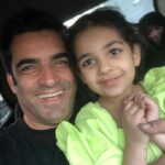 Manouchehr Hadi Instagram - گوشگله پیدر❤️ سوفیا یاد گرفته چشماشو چپ کنه و این کارو هی تکرار می‌کرد. باهاش صحبت کردم که دیگه این کارو نکنه. قرار شد برای آخرین بار دو تایی چشمامونو چپ کنیم و یه عکس بگیریم. اسم این عکس رو گذاشتیم 😁آخرین چپ چشمان😁