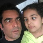 Manouchehr Hadi Instagram - گوشگله پیدر❤️ سوفیا یاد گرفته چشماشو چپ کنه و این کارو هی تکرار می‌کرد. باهاش صحبت کردم که دیگه این کارو نکنه. قرار شد برای آخرین بار دو تایی چشمامونو چپ کنیم و یه عکس بگیریم. اسم این عکس رو گذاشتیم 😁آخرین چپ چشمان😁