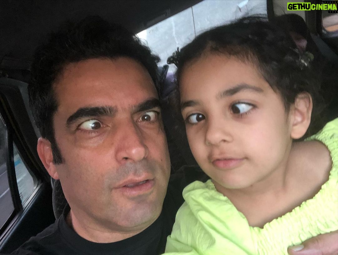 Manouchehr Hadi Instagram - گوشگله پیدر❤️ سوفیا یاد گرفته چشماشو چپ کنه و این کارو هی تکرار میکرد. باهاش صحبت کردم که دیگه این کارو نکنه. قرار شد برای آخرین بار دو تایی چشمامونو چپ کنیم و یه عکس بگیریم. اسم این عکس رو گذاشتیم 😁آخرین چپ چشمان😁