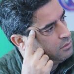 Manouchehr Hadi Instagram - خیلیا میگن منوچهر کامنتهای پستهات و یا دایرکتهاتو میخونی؟ چرا جواب نمیدی؟ حالا چه خوب ، چه بد در مورد خودم ، زندگی شخصیم و یا کاریم. معلومه که برام مهمن. معلومه که رندوم نگاهی میندازم. معلومه که نقد منصفانه، سوال مرتبط به دیگران و غیر شخصی رو جواب میدم. معلومه که با کامنتهای خوب و بد ، منصفانه و یا غیر منصفانه ، خوشحال و ناراحت میشم ، ولی مدیریت میکنم . دیگه این فضای به ظاهر مجازی ولی به جد واقعی تر از واقعیت ، زندگی ماست و جدایی ناپذیر . البته کارهای مهمی دارم که صد الویت دارند ولی همچنان هر چیزی که هست هر چیزی مهمه و موثر ، کامنتها ، مردم ، خانواده ، شهر ، کشور ، جهان ، هوای پاک ، هوای آلوده ،شب یلدا ، آب ، باد ، خاک ، زندگی و………………..مرگ هر کیم گفت این (هر چیزی) برام مهم نیست به روش نیارین، براش مهمه ، خیلی … منوچهر هادی شب یلدا ………۱۴۰۲ ساعت ۳:۳۰ بامداد
