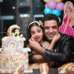 Manouchehr Hadi Instagram - روز پدر عزیزم سوفیا من با تولد تو پدر شدم گوشگله پیدری همیشه بدون یکنفر هست که تو رو از همه دنیا بیشتر دوست داره همیشه حواسش بهت هست و نفس پدری عشق به تو نازنینم❤️💕 روز پدر به همه پدران آسمانی و زمینی مبارک باشه🌹 عکس/تولد سوفیا بیست و دوم آذر ۱۴۰۲ ترانه خوشگله پدر با صدای خودم