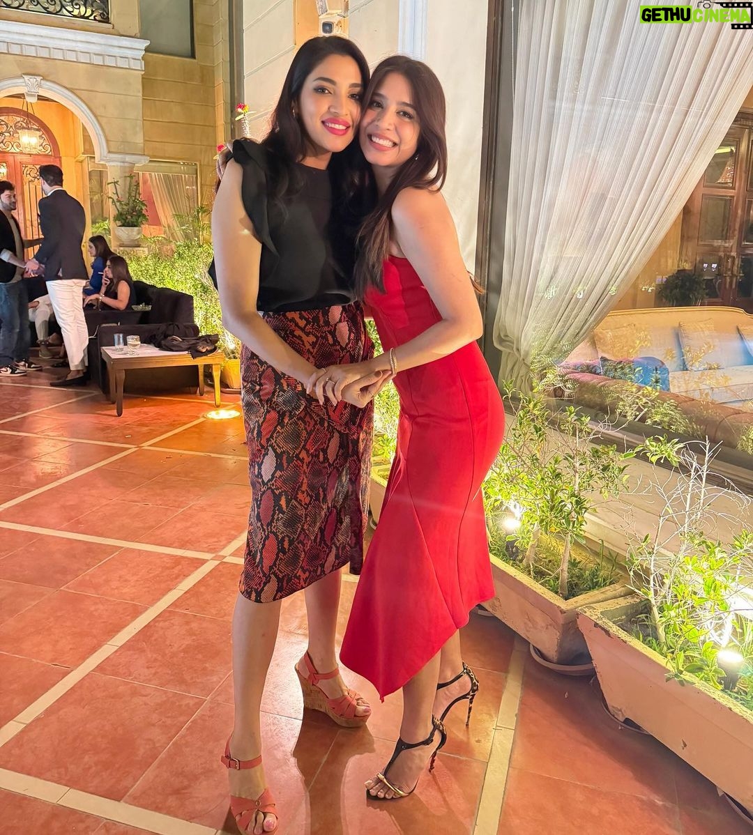 Mansha Pasha Instagram - With the girls who aren’t just a pretty face but a pretty heart too ♥️ 😘 @zhalay @yashmagillofficial