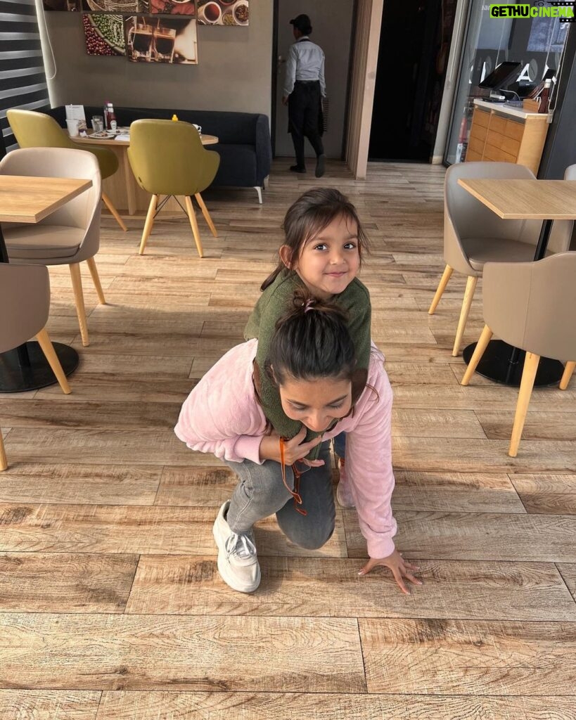 Mansi Srivastava Instagram - Swipe to see A failed Piggy Back Attempt 😅😂 With Aadya ☺️ Chandigarh - Heart Of Panjab