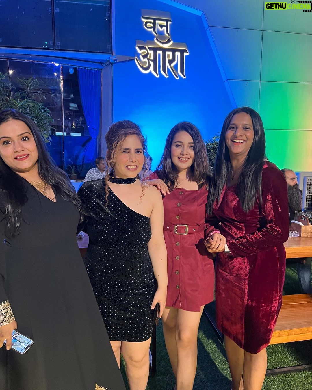 Mansi Srivastava Instagram - Vibes and ambiance at @oneaurarestaurantandbanquets was amazing last night because of these amazing people , some of us meeting after ages π
Congratulations @gaurinandkumarmunavalli and u are the sweetest host ever and ofcourse @k2mediarelation for being the best in the gameπ Aura Kitchen and Bar