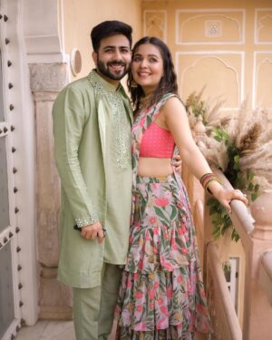 Mansi Srivastava Instagram - Twinning in colours and emotions 💚

#mehendi 

Wearing beautiful designs on both of us by
@isshrabyishwari 🤍

#jewellery 
@jewellery_by_rutzz