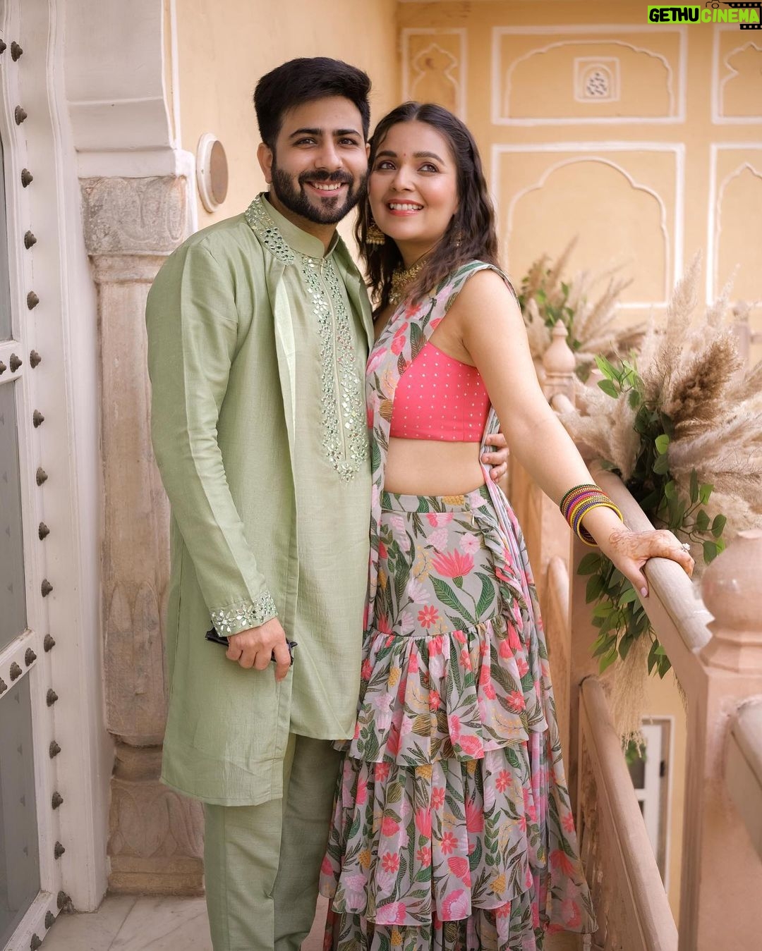 Mansi Srivastava - 318.6K Likes - Twinning in colours and emotions š
#mehendi
Wearing beautiful designs on both of us by
@isshrabyishwari š¤
#jewellery
@jewellery_by_rutzz