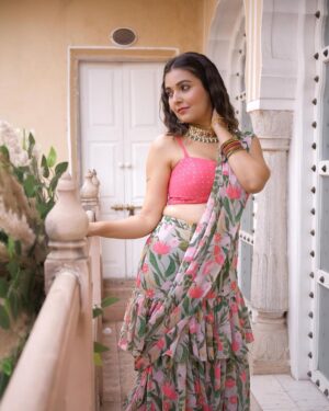 Mansi Srivastava Instagram - Twinning in colours and emotions 💚

#mehendi 

Wearing beautiful designs on both of us by
@isshrabyishwari 🤍

#jewellery 
@jewellery_by_rutzz