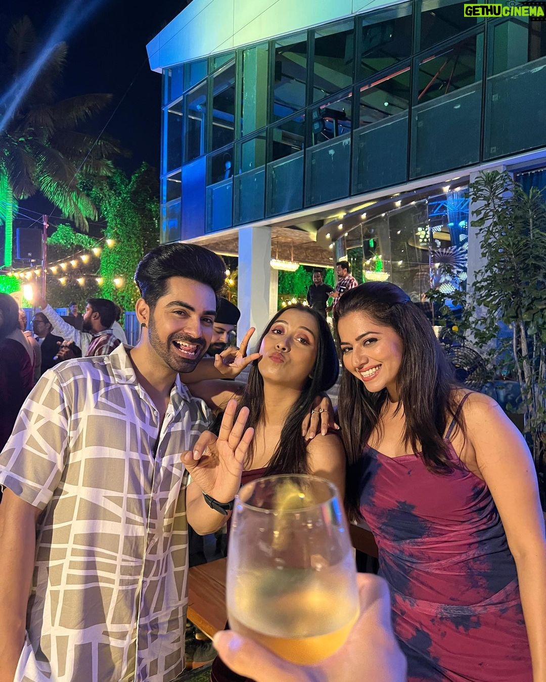 Mansi Srivastava Instagram - Vibes and ambiance at @oneaurarestaurantandbanquets was amazing last night because of these amazing people , some of us meeting after ages π
Congratulations @gaurinandkumarmunavalli and u are the sweetest host ever and ofcourse @k2mediarelation for being the best in the gameπ Aura Kitchen and Bar