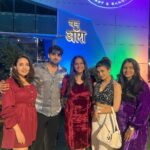 Mansi Srivastava Instagram - Vibes and ambiance at @oneaurarestaurantandbanquets was amazing last night because of these amazing people , some of us meeting after ages 😅 Congratulations @gaurinandkumarmunavalli and u are the sweetest host ever and ofcourse @k2mediarelation for being the best in the game💜 Aura Kitchen and Bar