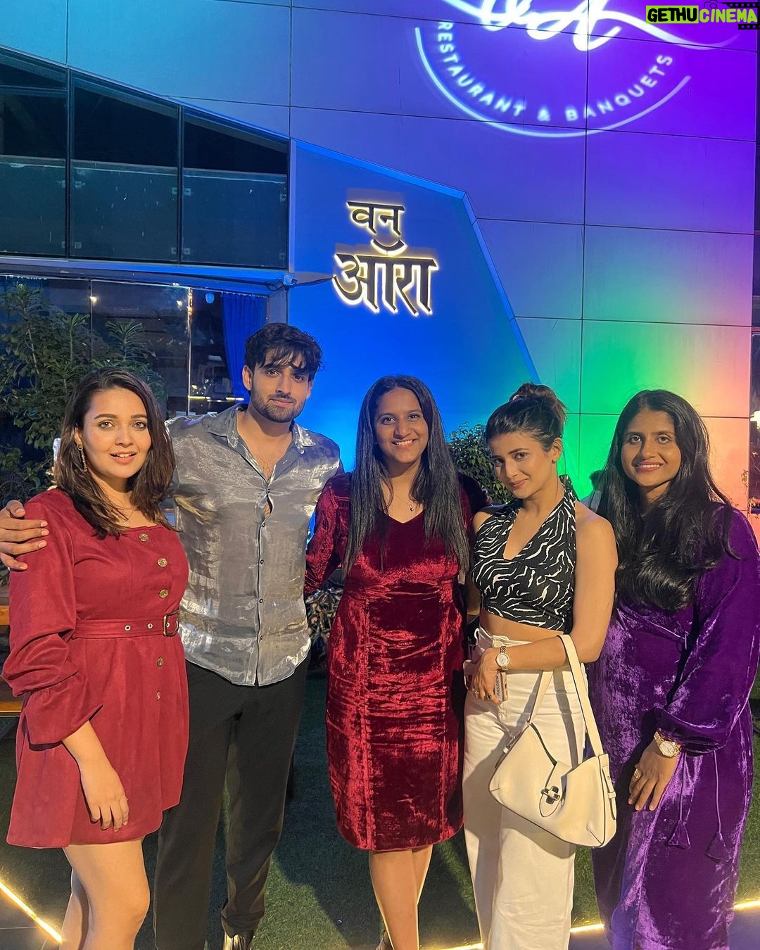 Mansi Srivastava Instagram - Vibes and ambiance at @oneaurarestaurantandbanquets was amazing last night because of these amazing people , some of us meeting after ages π
Congratulations @gaurinandkumarmunavalli and u are the sweetest host ever and ofcourse @k2mediarelation for being the best in the gameπ Aura Kitchen and Bar