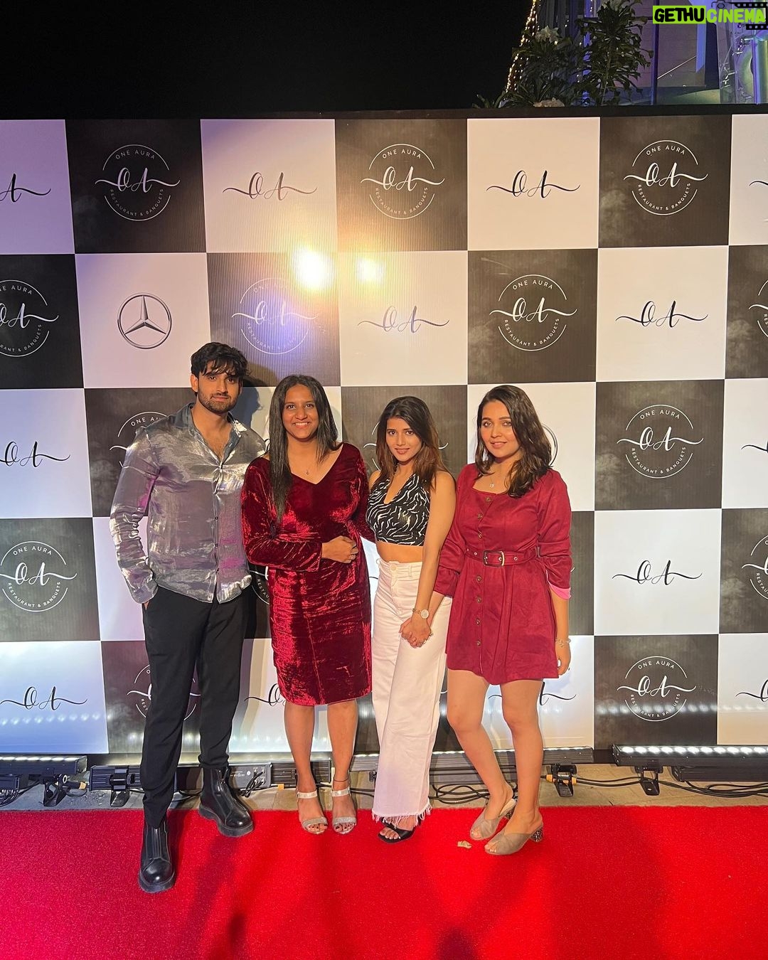 Mansi Srivastava Instagram - Vibes and ambiance at @oneaurarestaurantandbanquets was amazing last night because of these amazing people , some of us meeting after ages π
Congratulations @gaurinandkumarmunavalli and u are the sweetest host ever and ofcourse @k2mediarelation for being the best in the gameπ Aura Kitchen and Bar