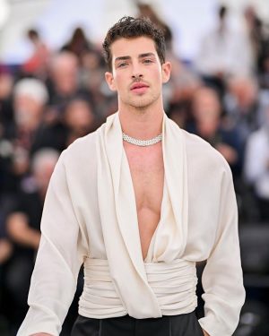 Manu Ríos Instagram - presentando “Strange Way Of Life” de Pedro Almodóvar. imposible imaginar una primera vez en Cannes más especial que esta. feliz y agradecido 🖤