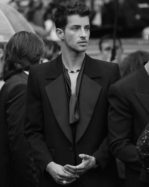 Manu Ríos Instagram - presentando “Strange Way Of Life” de Pedro Almodóvar. imposible imaginar una primera vez en Cannes más especial que esta. feliz y agradecido 🖤