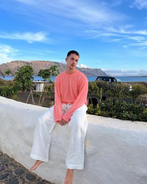 Manu Ríos Instagram - 🪷🥄🪨🌷