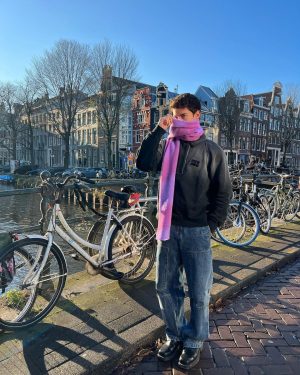 Manu Ríos Instagram - 24 in amsterdam 🧤💞🥶