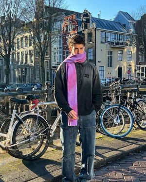 Manu Ríos Instagram - 24 in amsterdam 🧤💞🥶