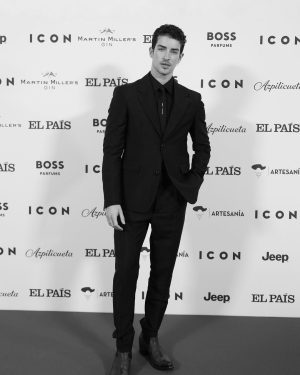 Manu Ríos Instagram - Gracias @icon_elpais por el reconocimiento y apoyar al talento joven 🖤

Thanks @prada and @cartier 

styling @marcforne 
grooming @miky.valles