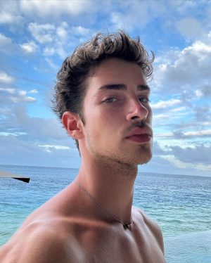 Manu Ríos Instagram - 🌺💦🧘🏻‍♂️🌴🇲🇻
@joalibeing