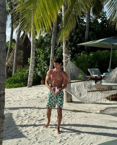 Manu Ríos Instagram - 🌺💦🧘🏻‍♂️🌴🇲🇻 @joalibeing Maldives