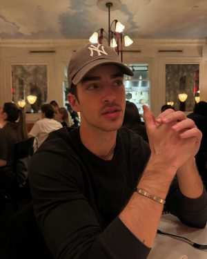 Manu Ríos Instagram - 🍎