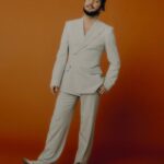 Manuel Carrasco Instagram - Os cuento un poco de mi mejor año y... escribamos juntos otra historia ❤️ Gracias a todos los que los habéis hecho posible. Link de la entrevista completa en la bio de @vanityfairspain
