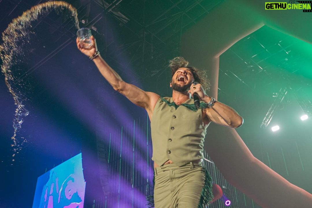 Manuel Carrasco Instagram - El chupinazo en forma de flecha encendió la fiesta!🧨🔥 Pamplona siempre deja huella! Gracias también a @finetwork por acercarme a vosotros de la mejor manera en cada concierto! ❤️🏹 Pamplona, Spain