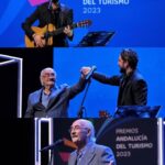Manuel Carrasco Instagram – Qué alegría haber nacido en el sur.

Amigo Uve, cuanta poesía hay en tus palabras. Gracias por acompañarme en esta noche tan especial.

Mi acento es mi ADN 💚🤍💚 #Andalucia
