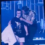 Manuel Carrasco Instagram - Noche de embrujo en Graná y no lo digo por decir, los que estaban allí lo saben… Granada las palabras sobran no hace falta que lo diga… ❤️🏹 Pd: Diego me pedía en su pancarta cantar no dejes de soñar y todos cumplimos el sueño con él 🥹😘 Granada, España