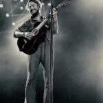 Manuel Carrasco Instagram - Mi Cai, tú me curas los males y me haces volar sin alas, eso ha sido una constante en mi vida…volver y verte hace que el corazón se me agrande y ya si te canto y me cantas, me rompe en el mejor de los sentidos… Amigo Migue, gracias por acompañarme. Te quiero ❤️🏹 #elperroandalú Cadiz