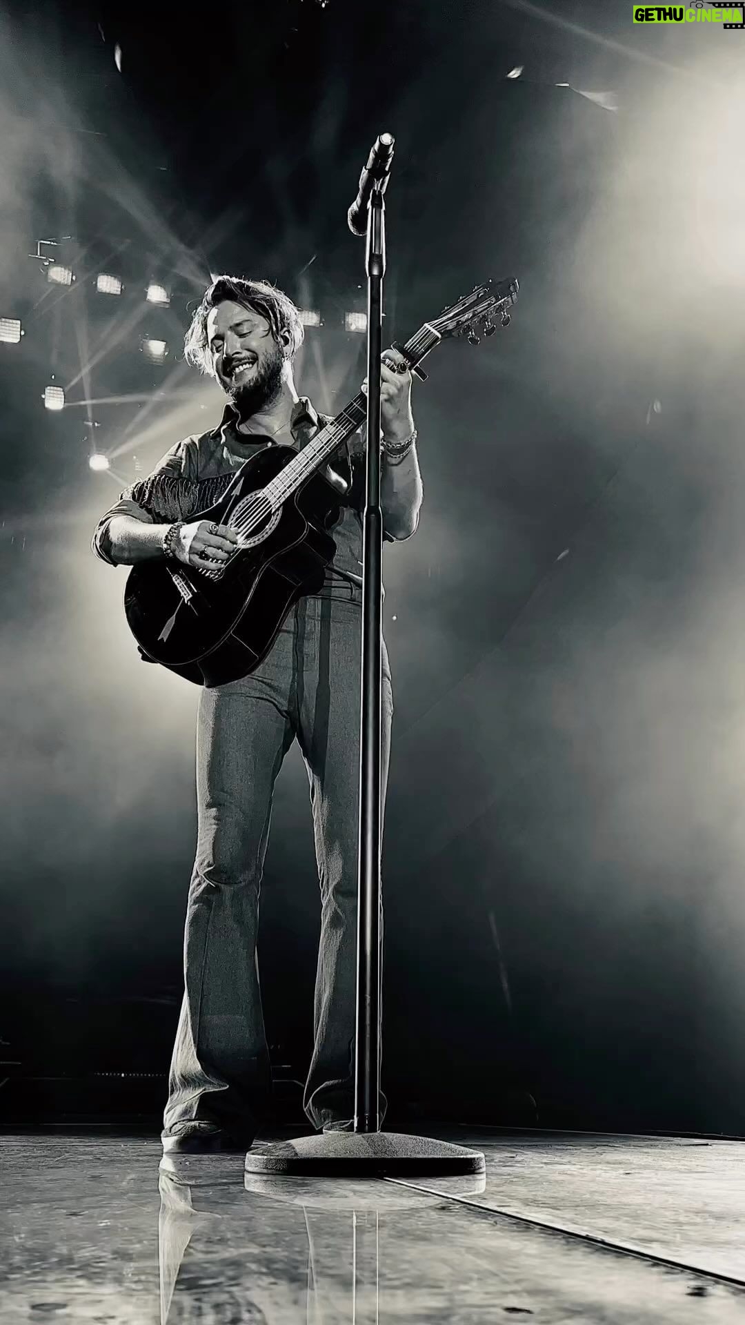 Manuel Carrasco Instagram - Mi Cai, tú me curas los males y me haces volar sin alas, eso ha sido una constante en mi vida…volver y verte hace que el corazón se me agrande y ya si te canto y me cantas, me rompe en el mejor de los sentidos… Amigo Migue, gracias por acompañarme. Te quiero ❤️🏹 #elperroandalú Cadiz