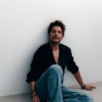 Manuel Carrasco Instagram - Nunca creí que la pasión por mi tierra tuviese una denominación. No pensé que mi 'punto cardinal', ese que está clavado en el sur, fuese merecedor de nada. Creo que los andaluces desde siempre hemos sido embajadores de nuestra tierra y lo hemos sido con generosidad, humildad y verdad, la que tiene Andalucía, desde la cercanía y la distancia. Todos los galardones siempre merecen mi agradecimiento, este además merece toda mi implicación. Gracias, Andalucía... mi acento ahora y siempre es mi ADN.🤍💚