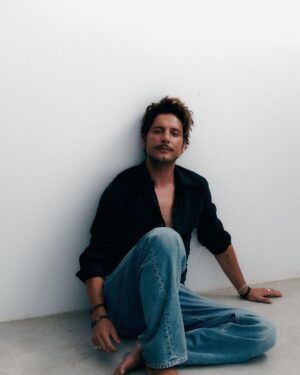 Manuel Carrasco Instagram - Nunca creí que la pasión por mi tierra tuviese una denominación. No pensé que mi 'punto cardinal', ese que está clavado en el sur, fuese merecedor de nada. Creo que los andaluces desde siempre hemos sido embajadores de nuestra tierra y lo hemos sido con generosidad, humildad y verdad, la que tiene Andalucía, desde la cercanía y la distancia. 

Todos los galardones siempre merecen mi agradecimiento, este además merece toda mi implicación. Gracias, Andalucía... mi acento ahora y siempre es mi ADN.🤍💚