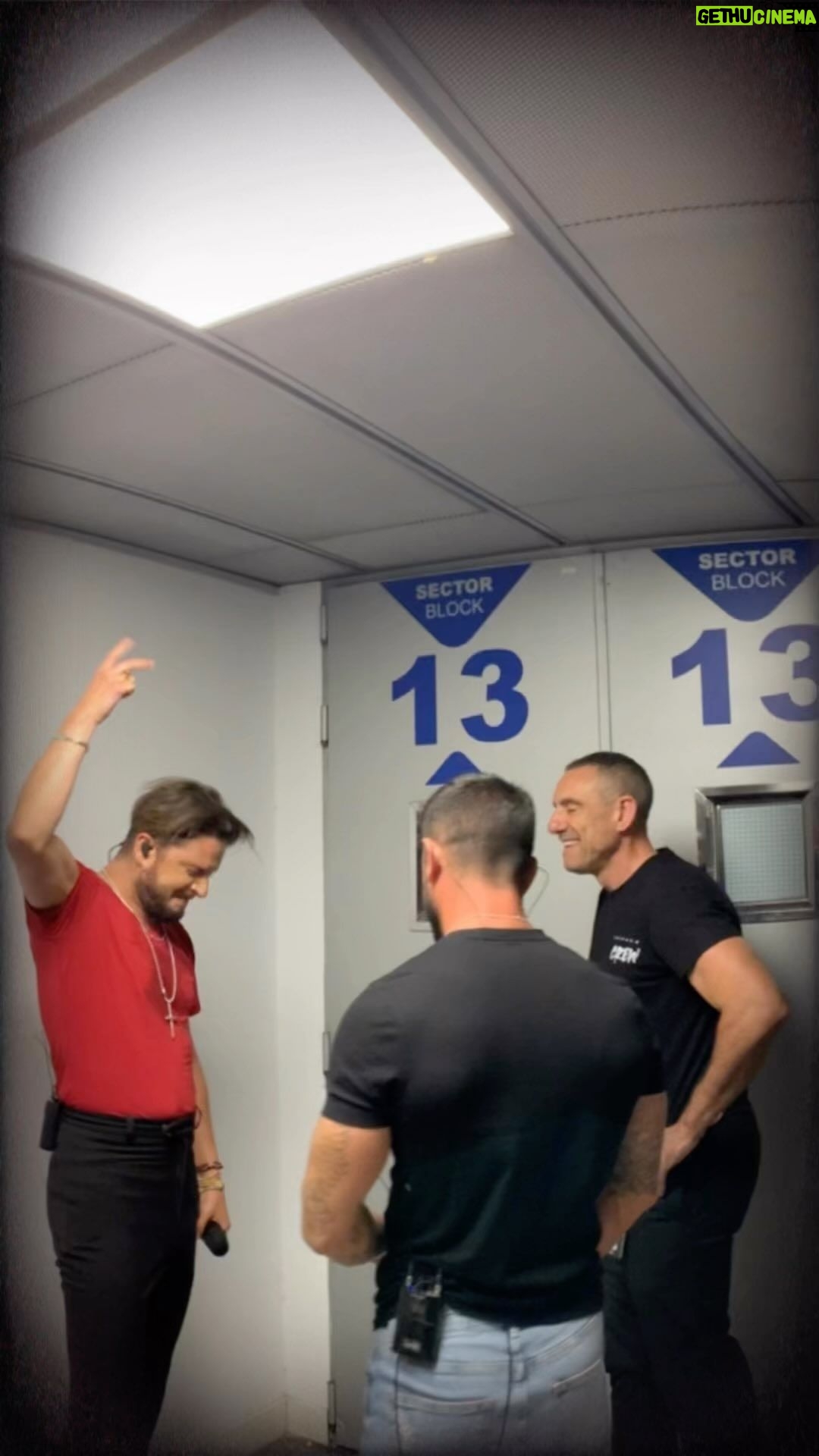 Manuel Carrasco Instagram - 1 minuto para desaparecer del escenario y aparecer a vuestro lado. No corremos, volamos!!! Y nos sobraron algunos segundos 🤣🤣 Madrid, Spain